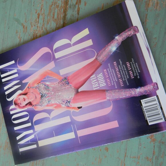 LOT OF 5 TAYLOR SWIFT MAGAZINE/BOOK LOT ERAS TOUR GUIDE LOVER FACTS GOLDEN - Picture 11 of 12